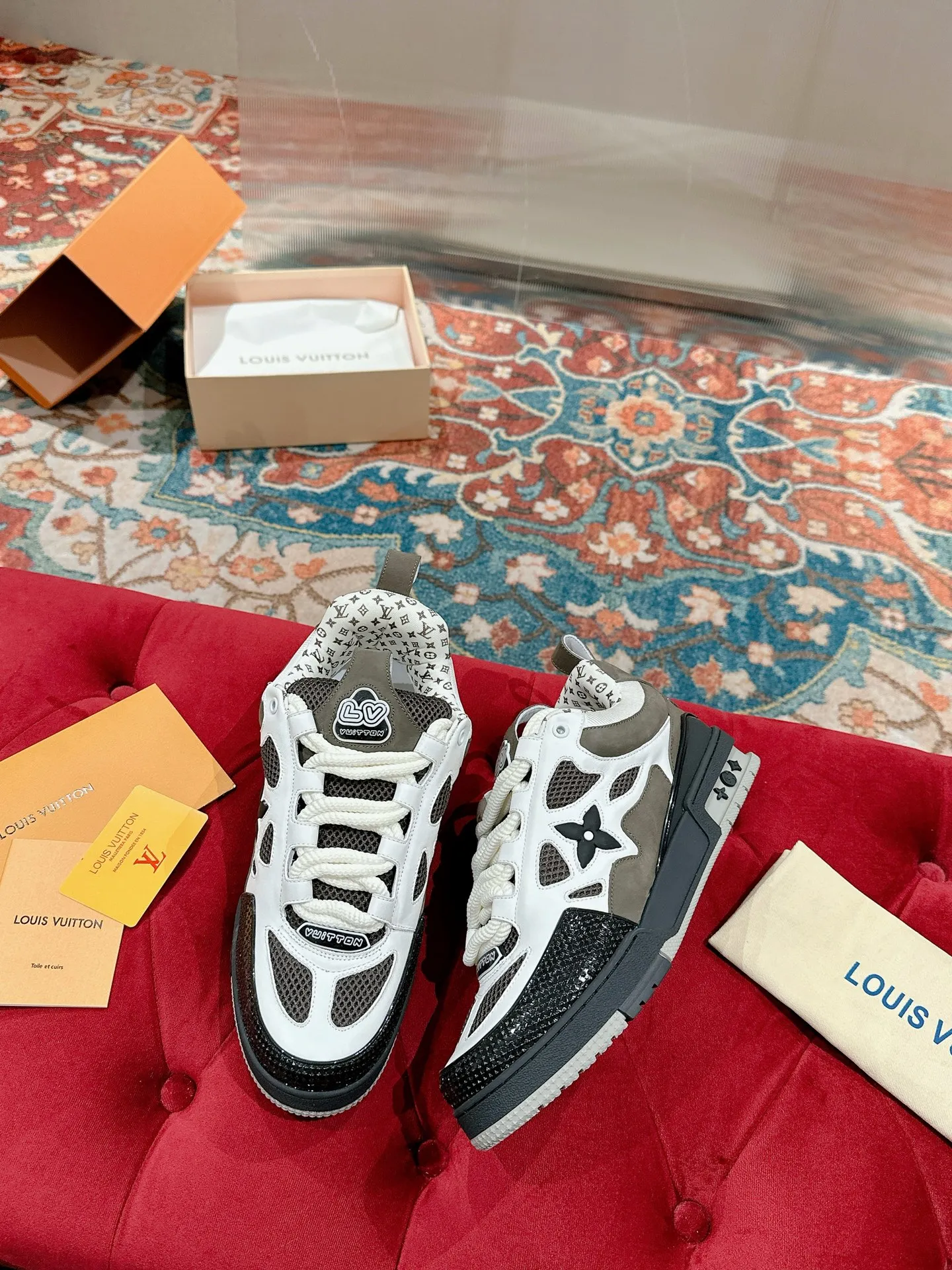 👟👟Ex-factory price 800👟👟 Louis Vuiton·Louis Vuitton🍀 🍀 LV Skate series bread shoes-skateboard shoes-basketball shoes-casual sports shoes top version🔝original purchase, development and production👍🏻[Fireworks] LV Skate has continued The View professional skateboard shoes since 2020. This style continues the fat version of the 90s. Designers added playful touches such as an open mesh tongue and exaggerated laces that pay homage to Axion, es and DC. Unlike your typical skate shoe, this LVSK8 sneaker is made from nubuck leather with TPU trim and Monogram texture. Finally, there are the logos on the heel and tongue as well as the floral pattern on the side. ☑️ Fabric: Original customized first-layer cowhide + breathable mesh ☑️ Lining: Original imported breathable mesh ☑️ Size: Female 35-40 Male 39-44 (Female 40, Male 45.46 customized, non-refundable)